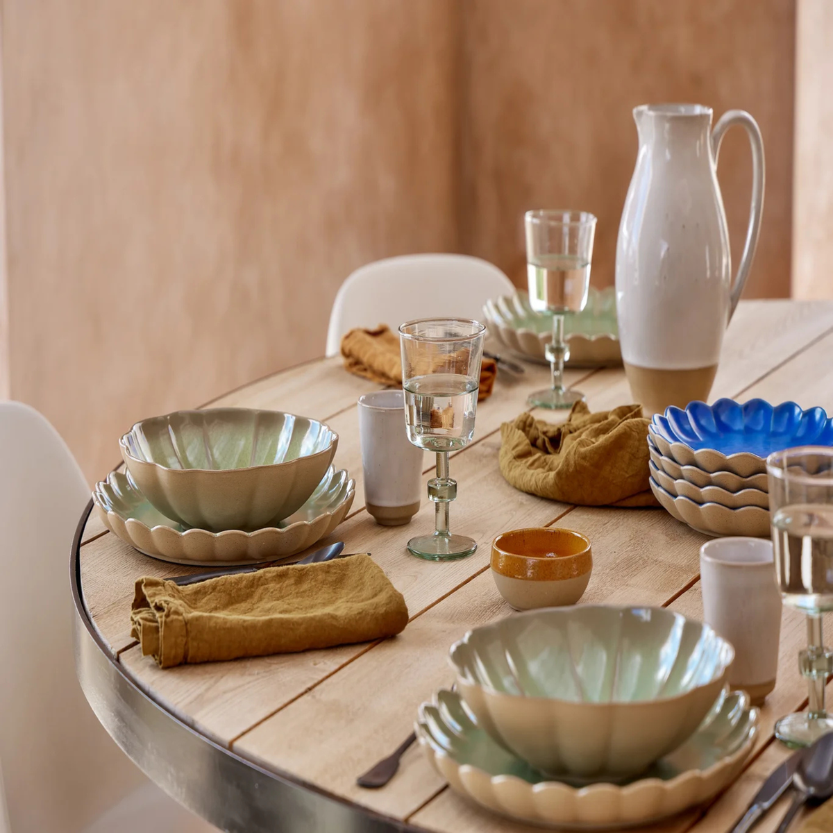 assiette artisanale Costa Nova mise en situation
