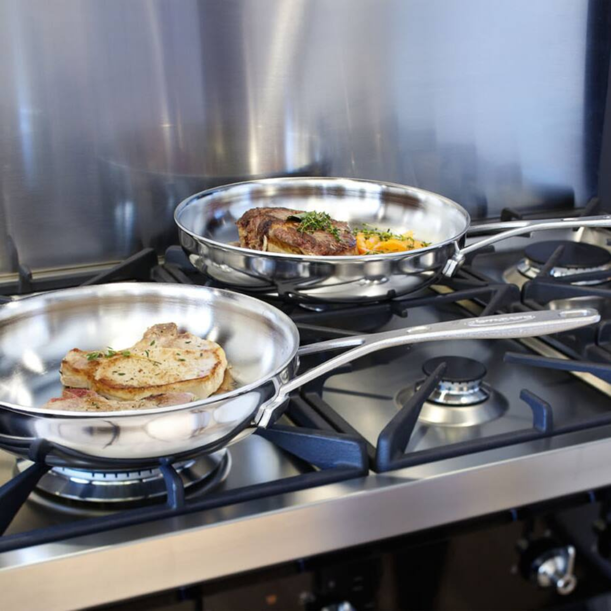 poêle inox sur plaque induction cuisine
