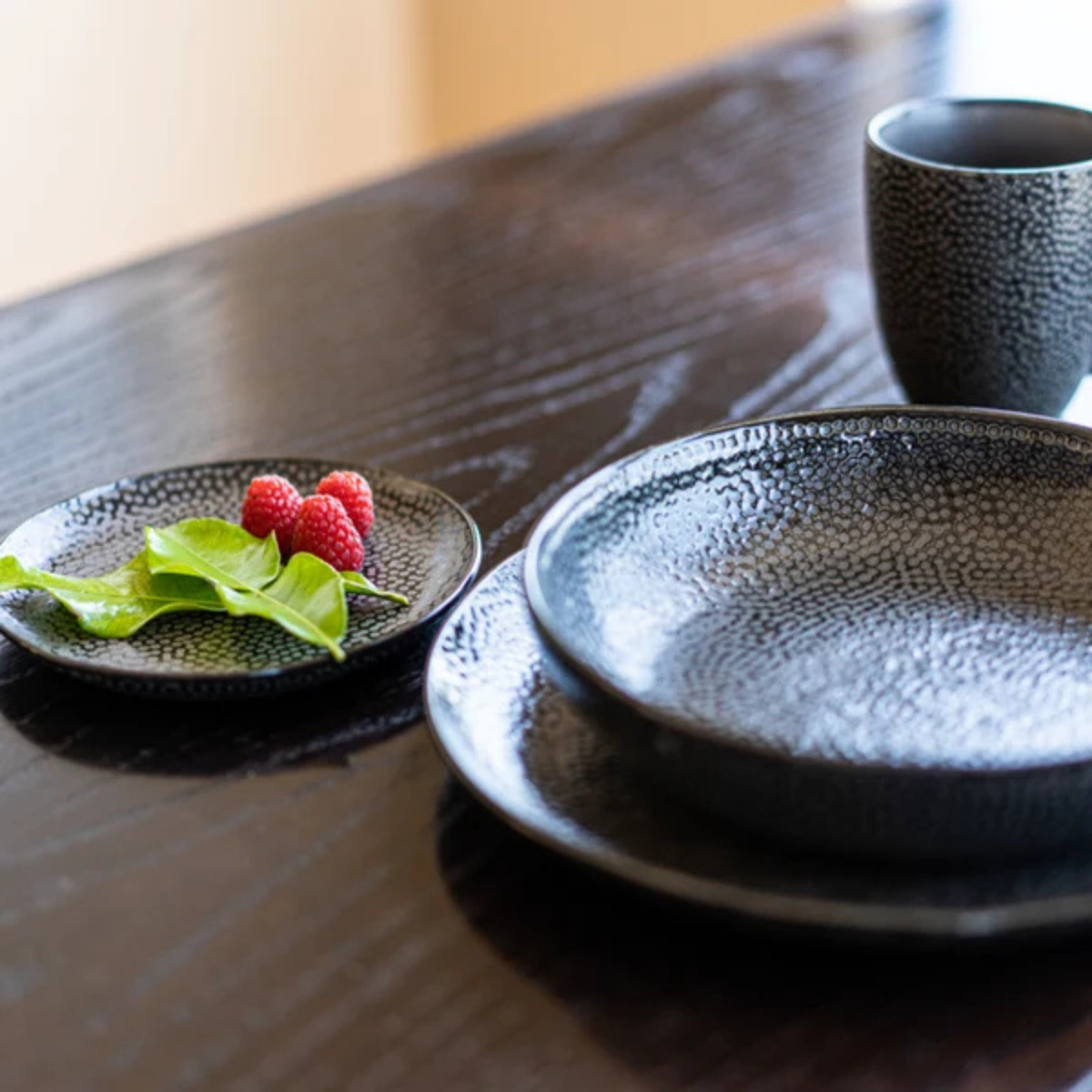 Assiette à salade en grès noir Truffles 20,5 cm – BIA