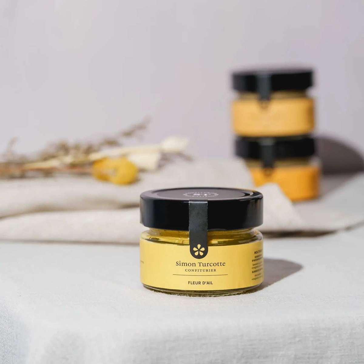 Bocal de moutarde fleur d’ail artisanale Simon Turcotte 125 ml avec étiquette fleur d’ail