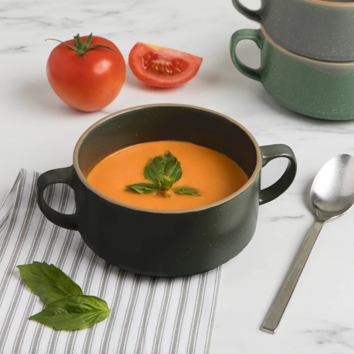 Bol à soupe noir en grès vue complète sur table
