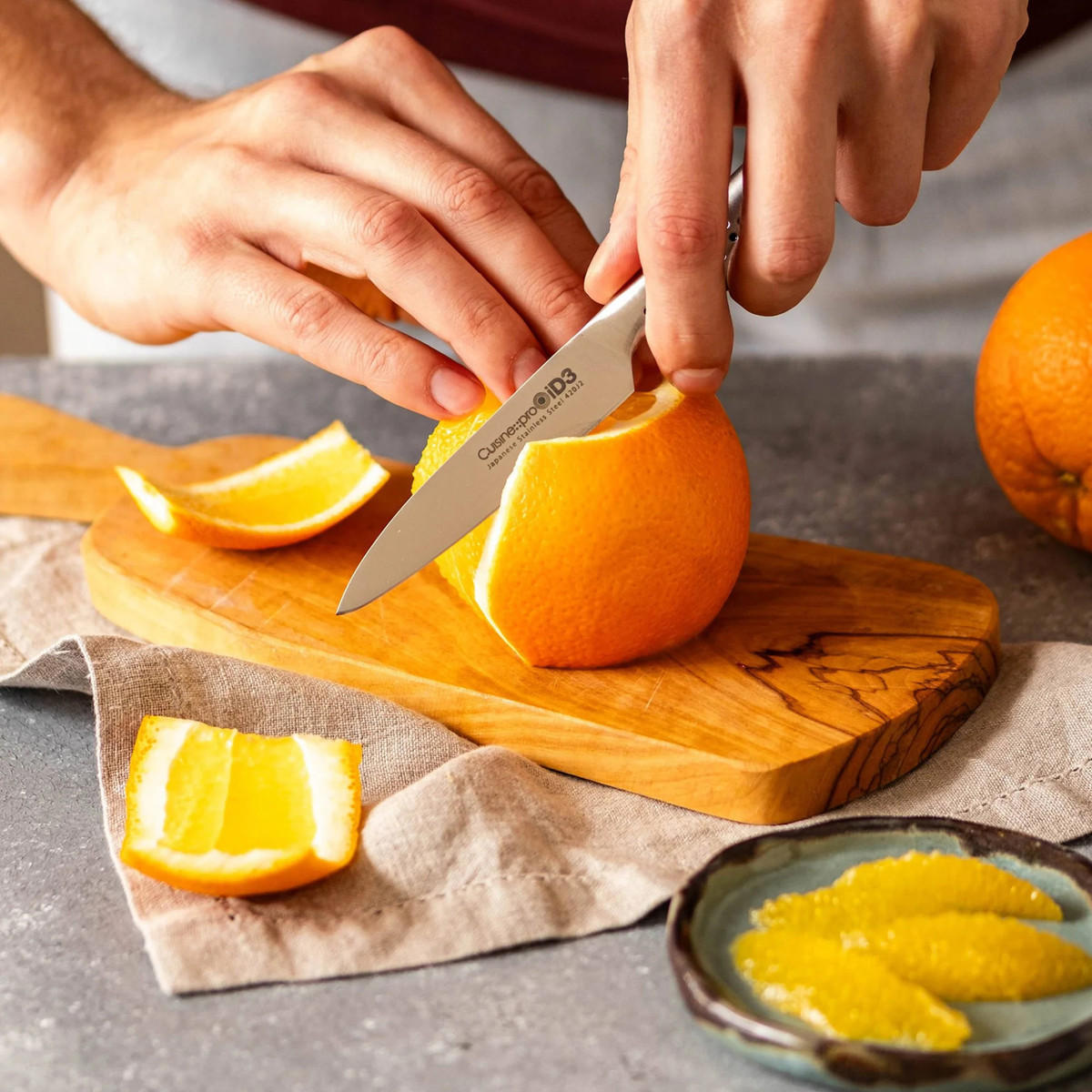 couteau d’office utilisé pour éplucher un fruit