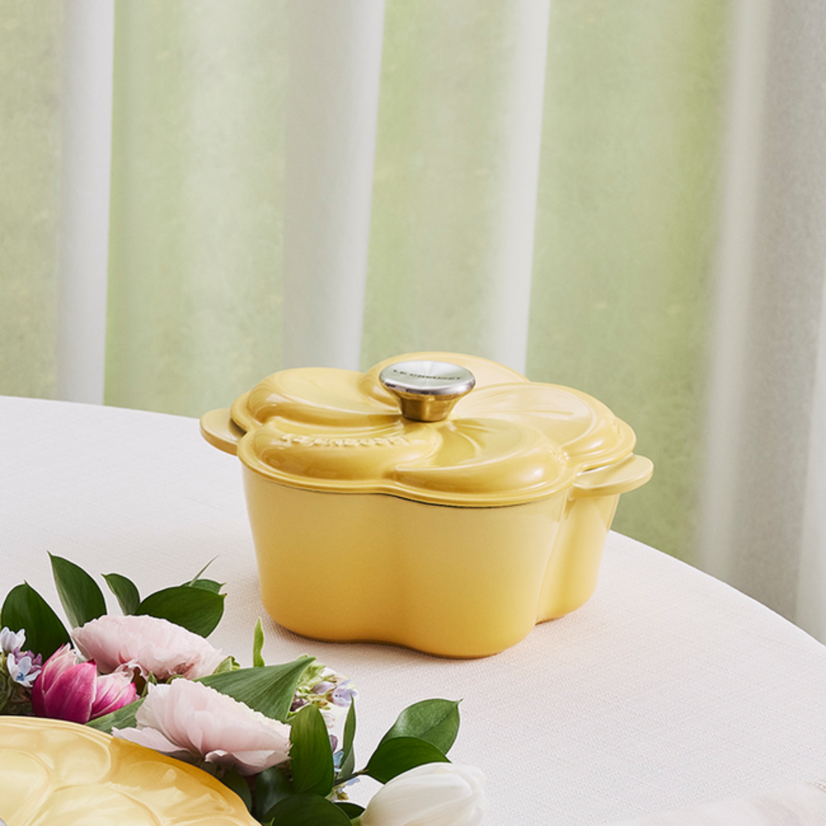 cocotte en fonte émaillée table dressée style lifestyle
