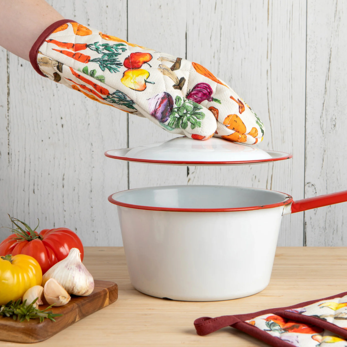 Mitaine de four Veggie Stand en coton sur plan de cuisine
