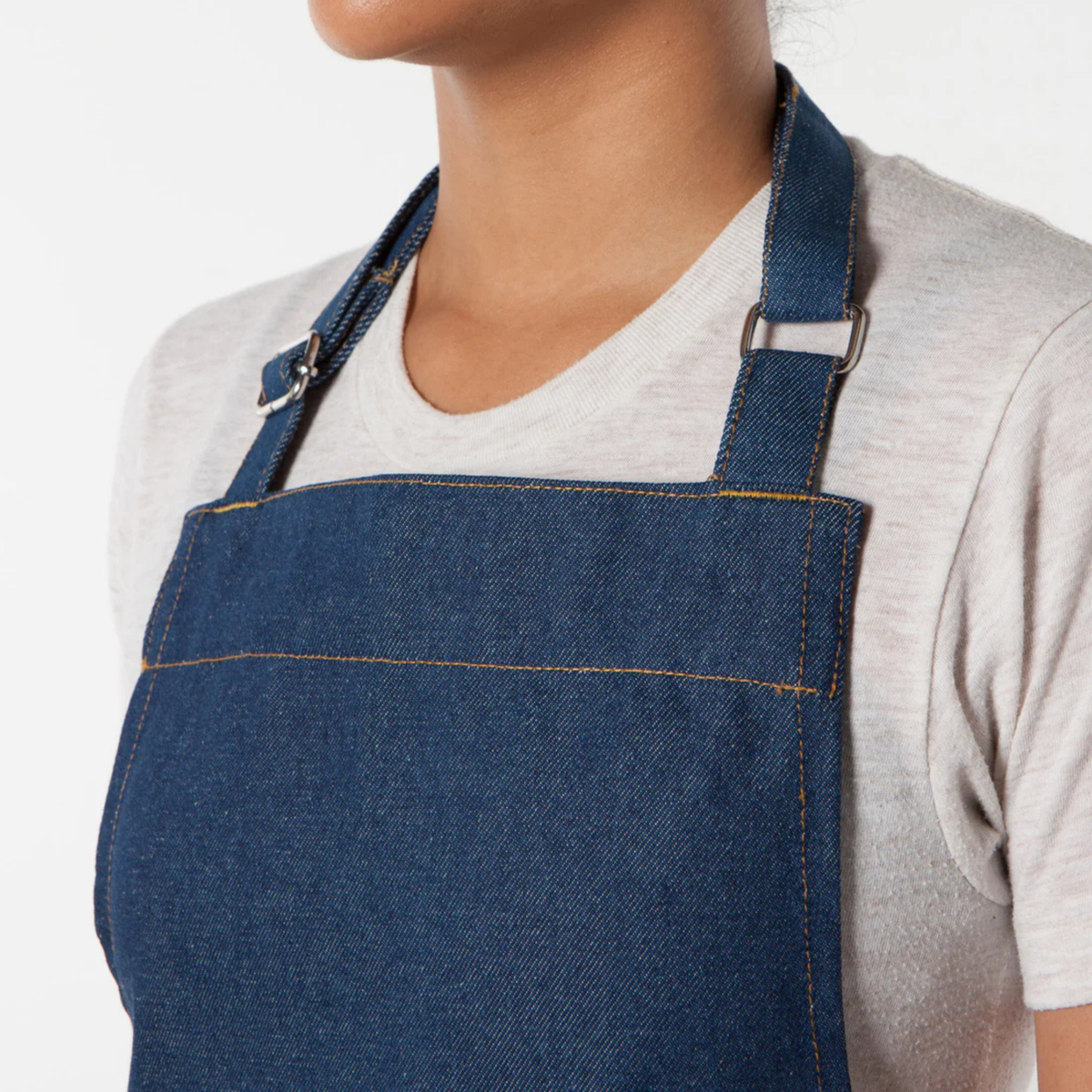 Tablier chef denim Now Designs porté