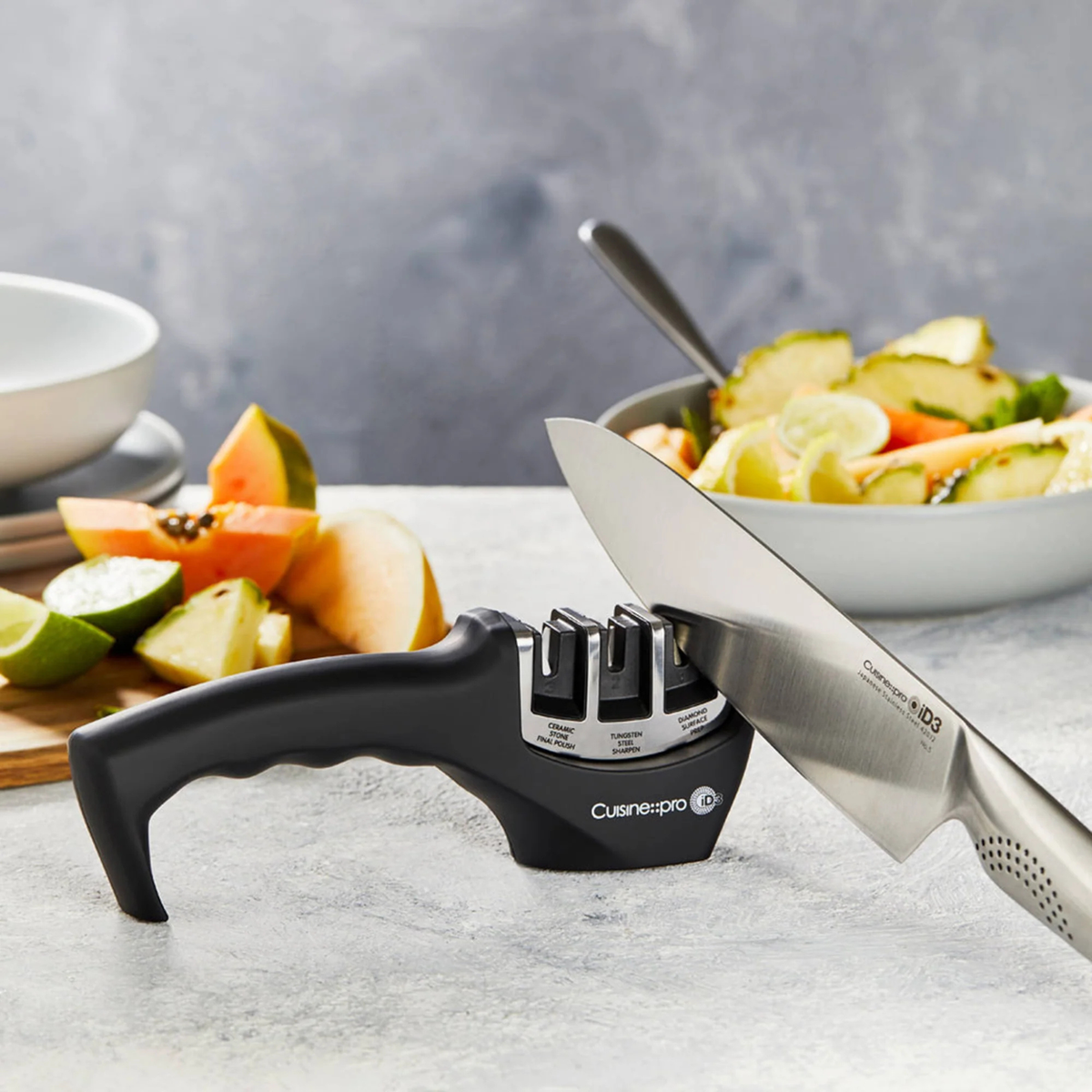 utilisation d’un aiguiseur de couteaux sur un couteau de chef