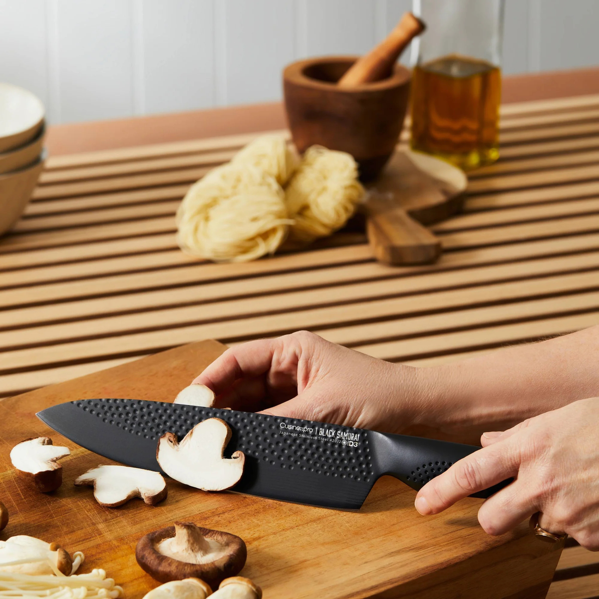 couteau de chef utilisé pour couper des légumes