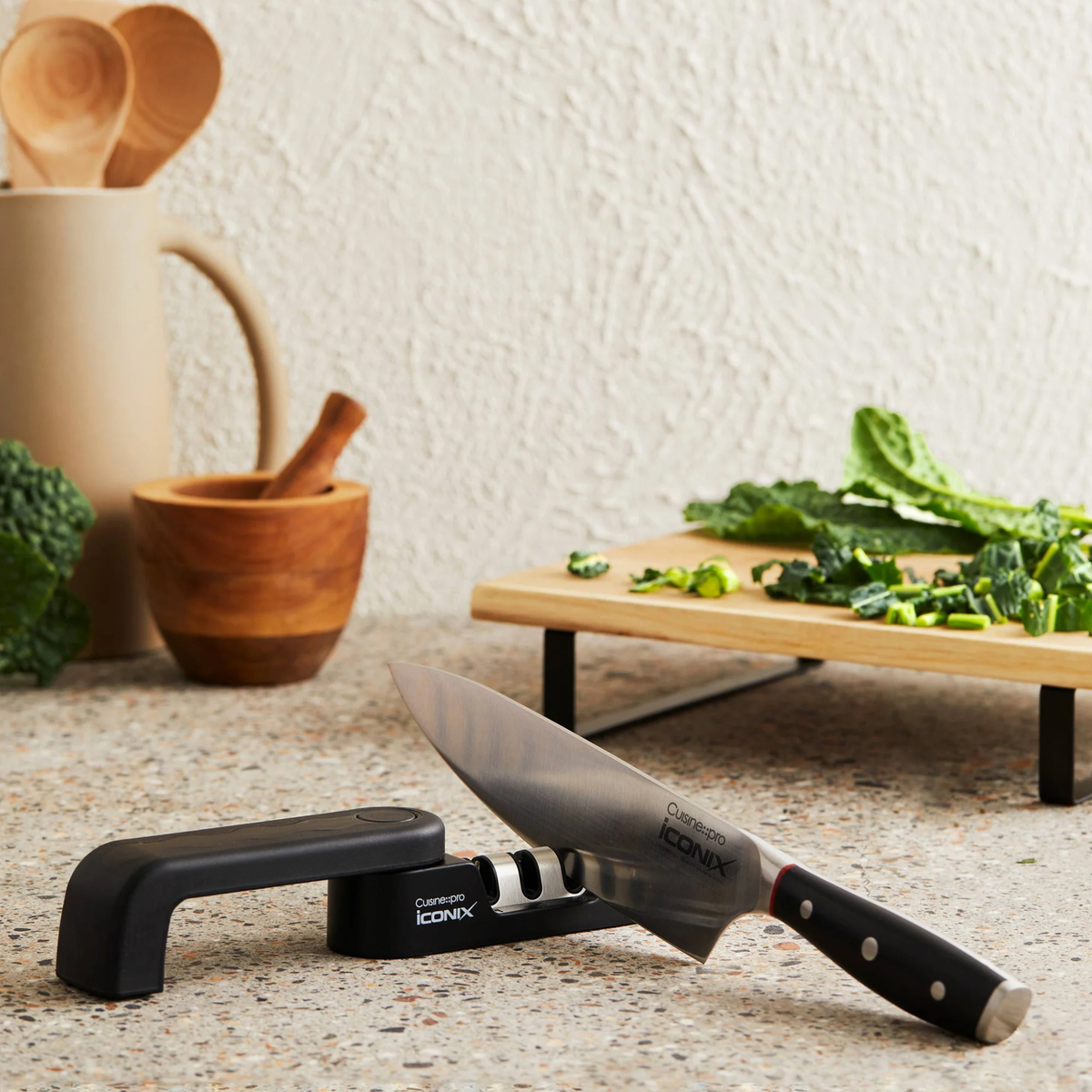 aiguiseur de couteaux utilisé sur un couteau de chef
