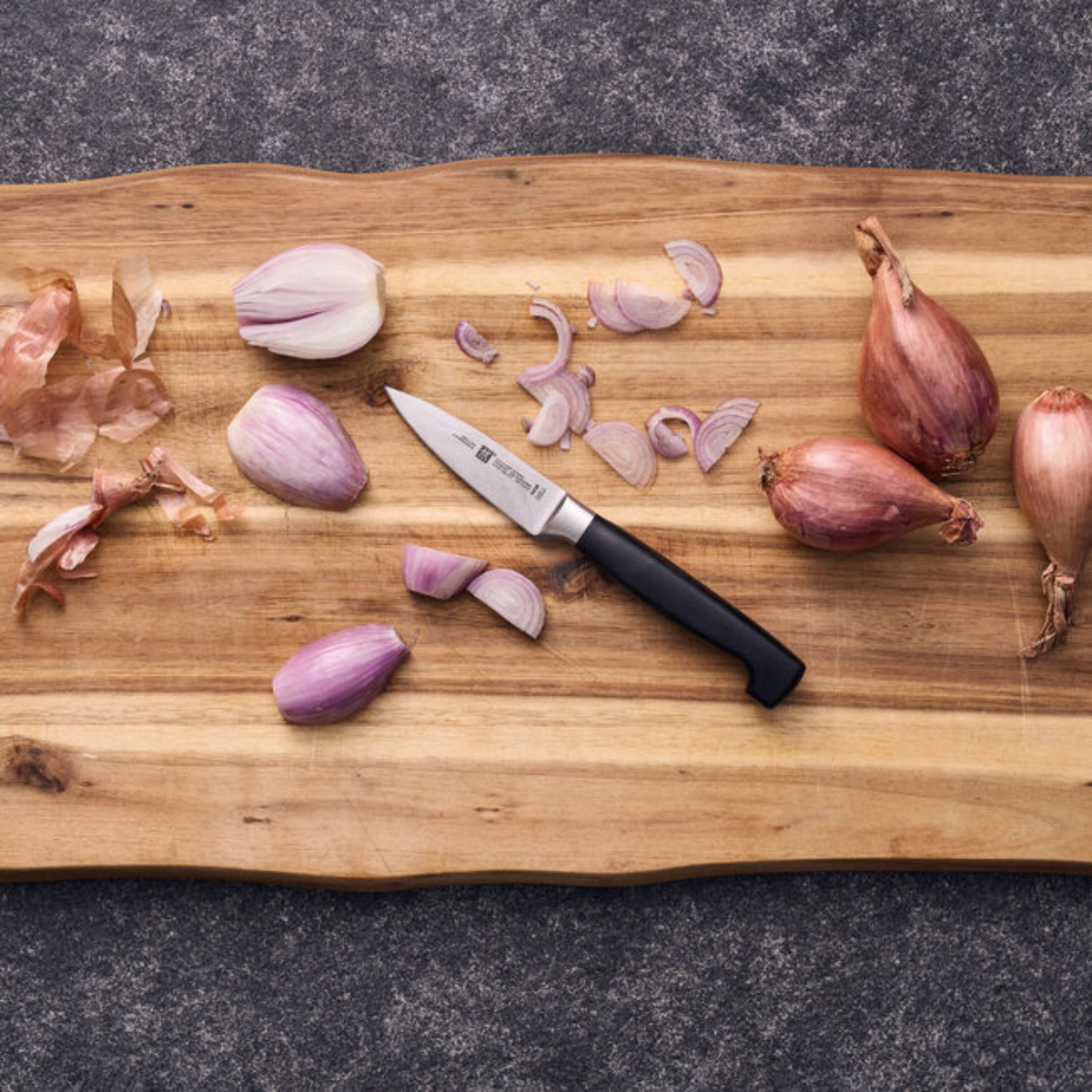 couteau précision cuisine sur planche bois
