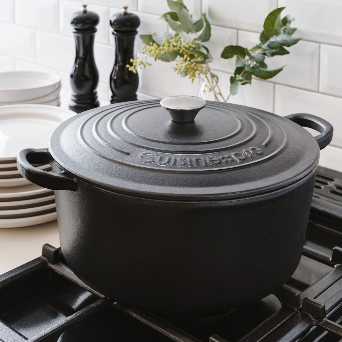 Cocotte en fonte LE CONNOISSEUR™ sur cuisinière - cuisson mijotée