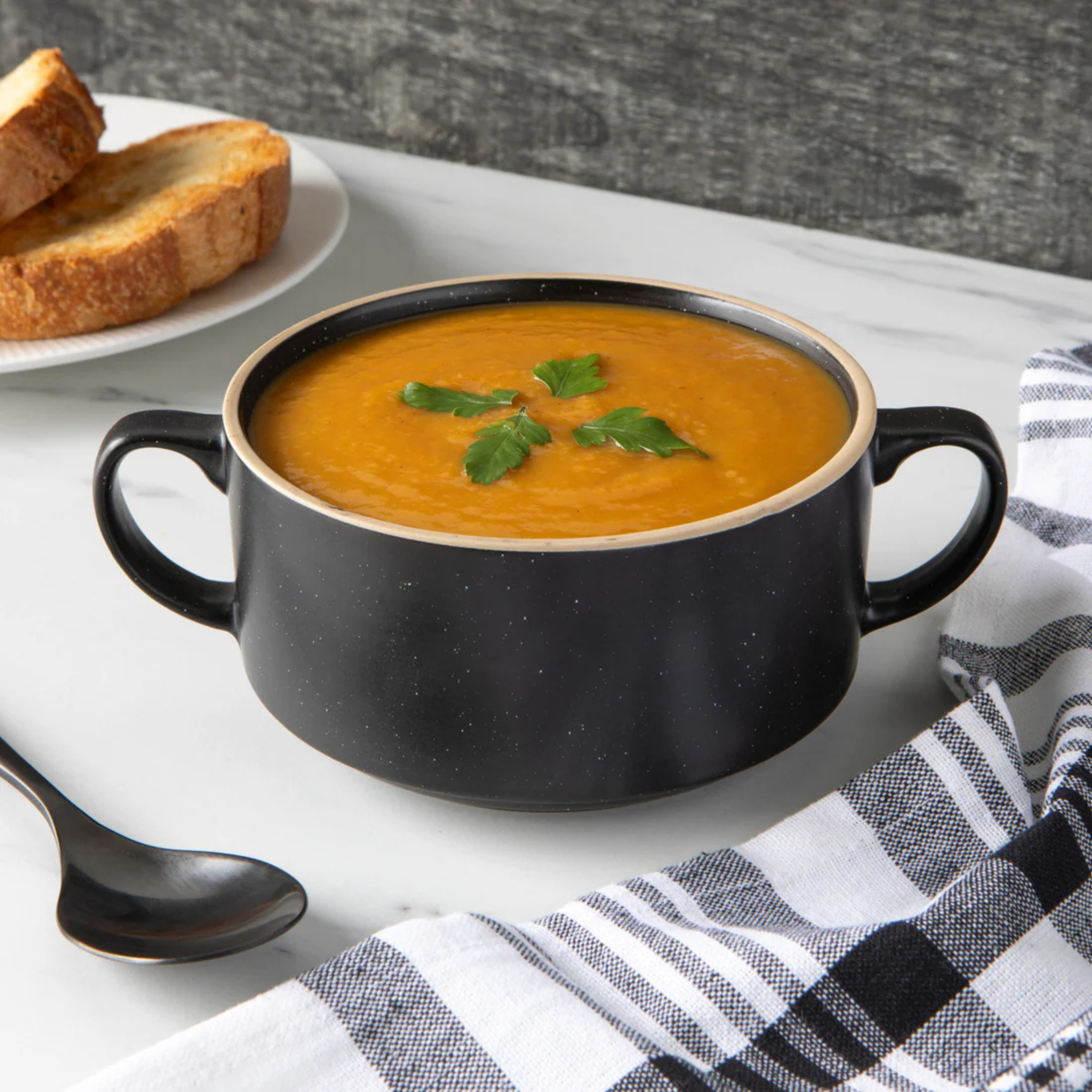 Détail du bol à soupe en grès avec poignées latérales
