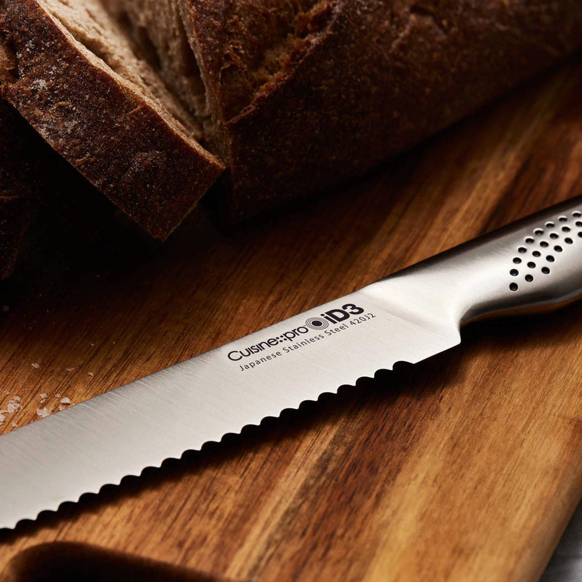détail de la lame dentelée du couteau à pain Cuisine::pro®