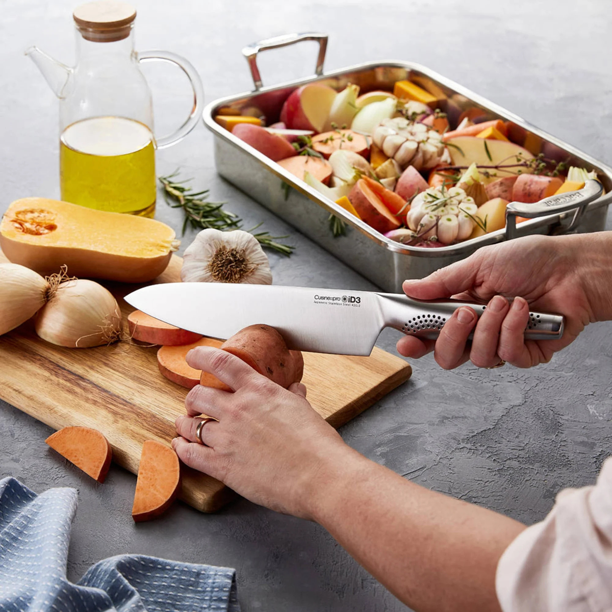couteau de chef utilisé pour couper légumes sur planche