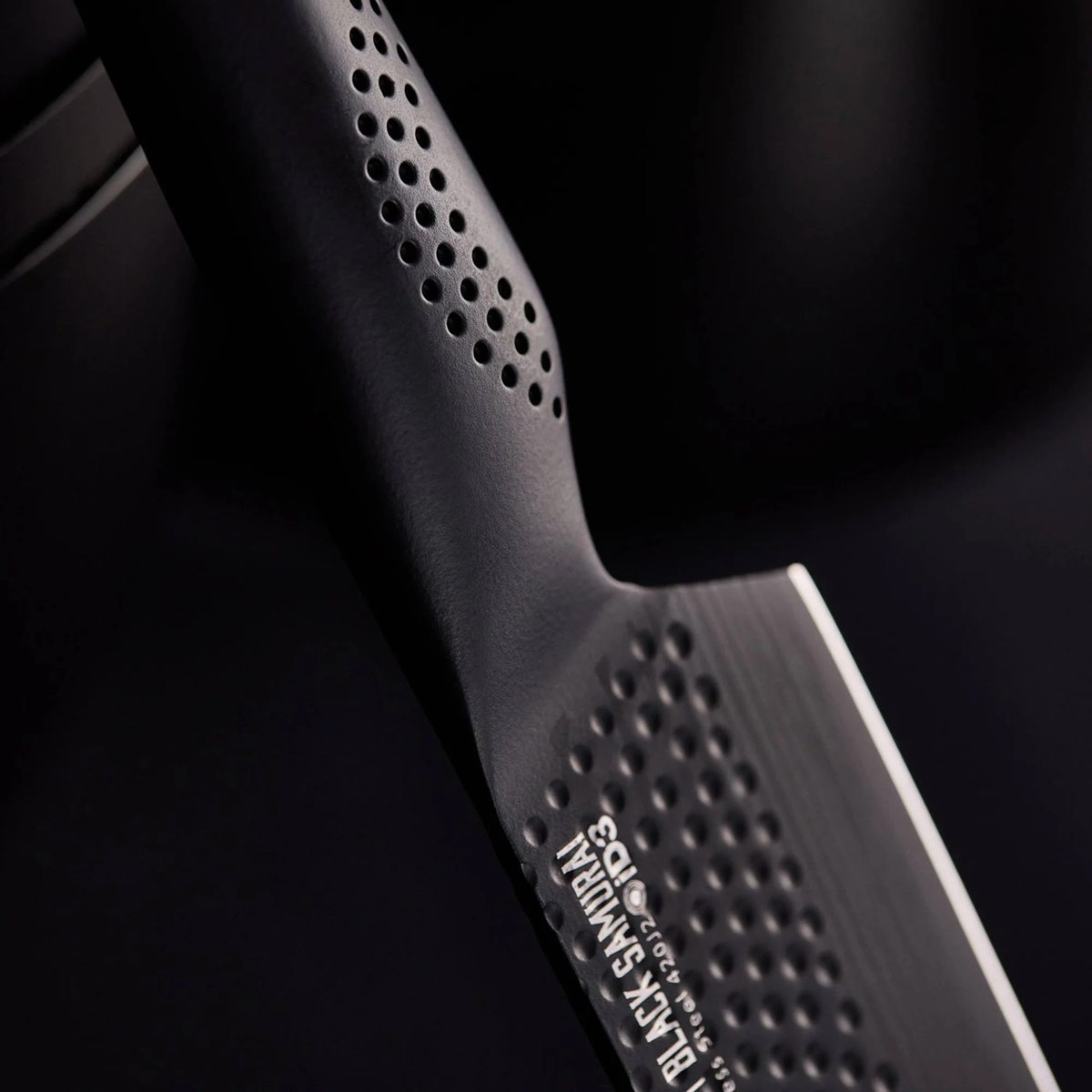 détail de la lame santoku avec revêtement noir
