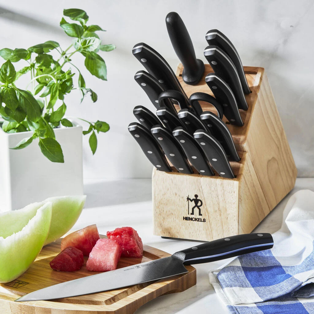 bloc couteaux sur plan de travail cuisine
