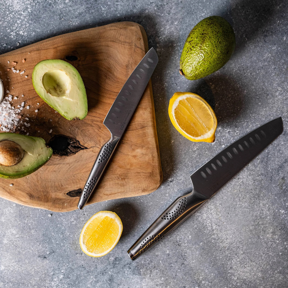 couteau santoku utilisé pour couper légumes sur planche