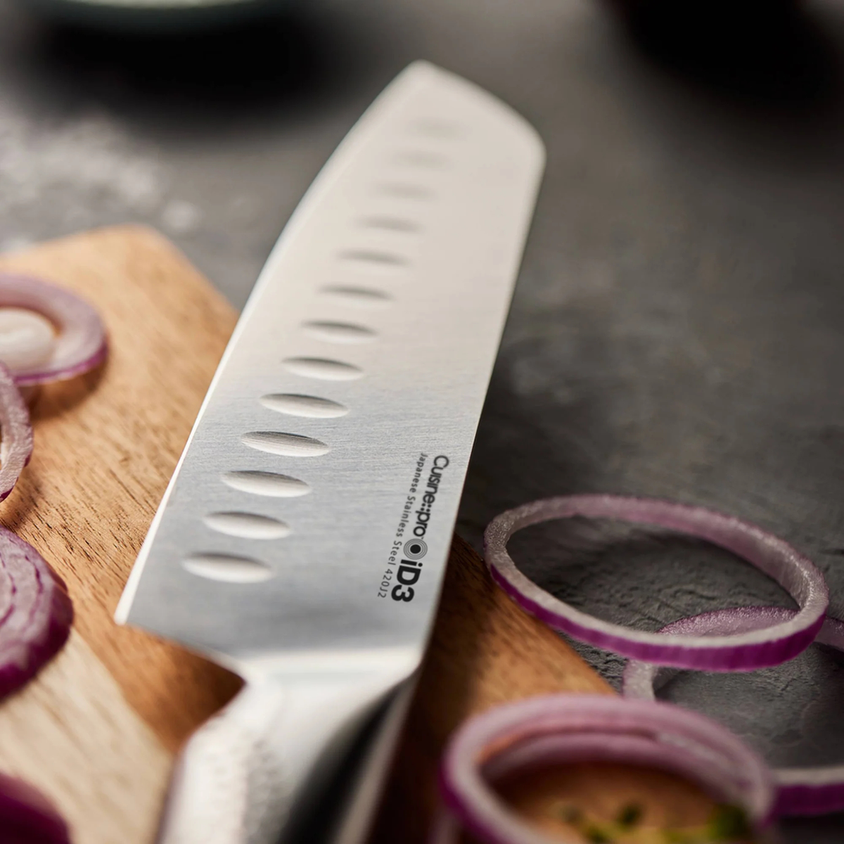 détail de la lame santoku acier inoxydable japonais