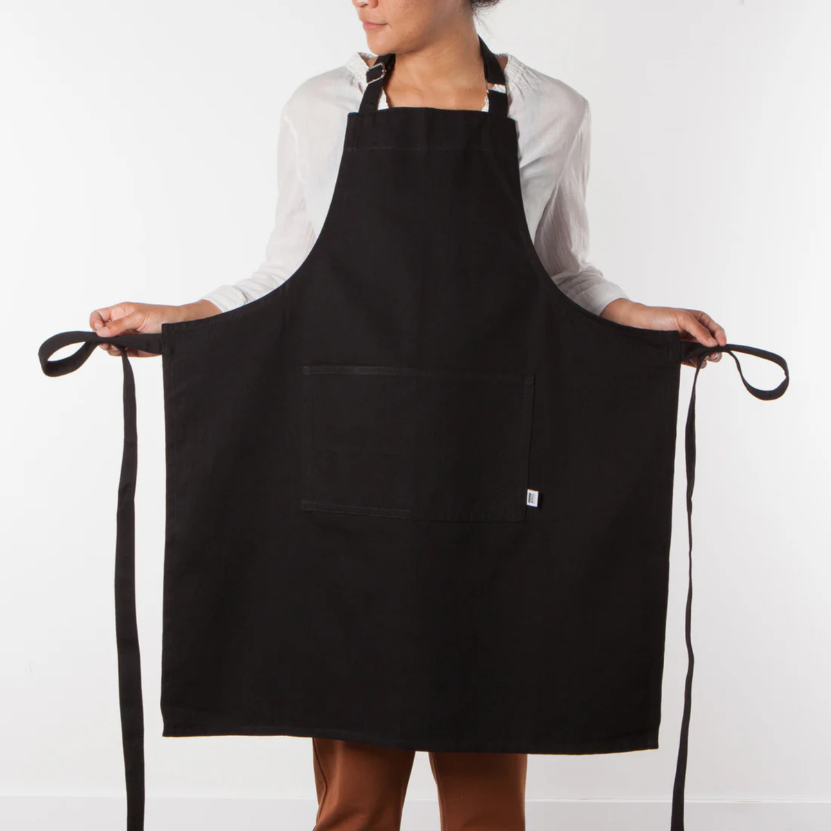 Tablier chef noir Now Designs porté
