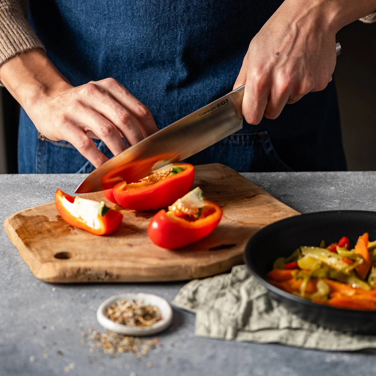 couteau de chef Cuisine::pro® sur plan de travail de cuisine