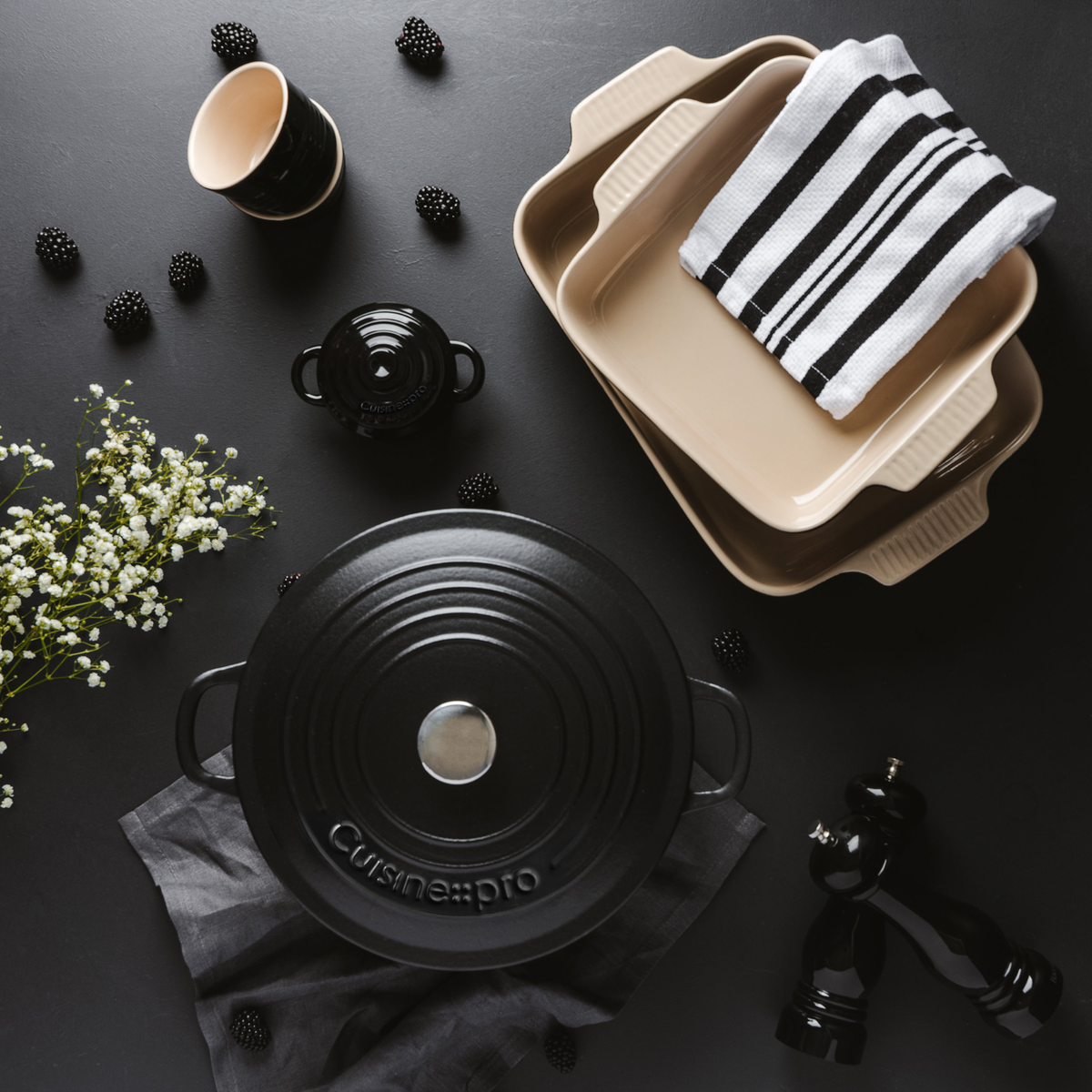 Détail fonte émaillée noire cocotte LE CONNOISSEUR™ Cuisine::pro®