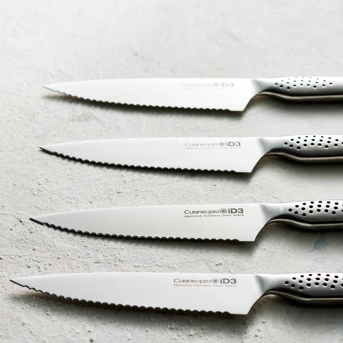 détail de la lame dentelée des couteaux à steak Cuisine::pro®