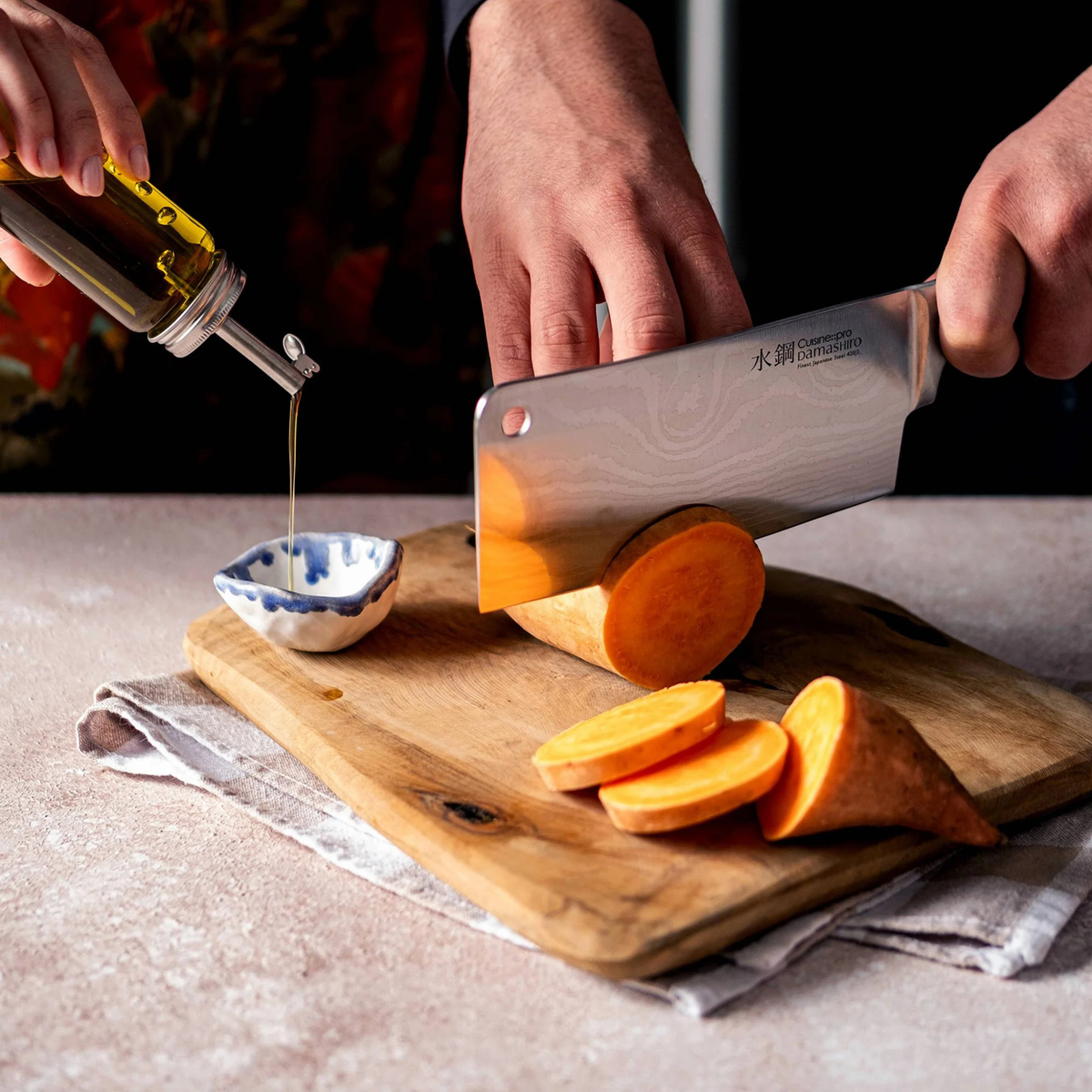 couteau couperet Damashiro en situation dans une cuisine moderne