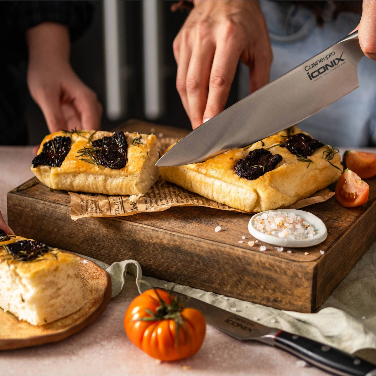 couteau de chef utilisé pour couper légumes sur planche