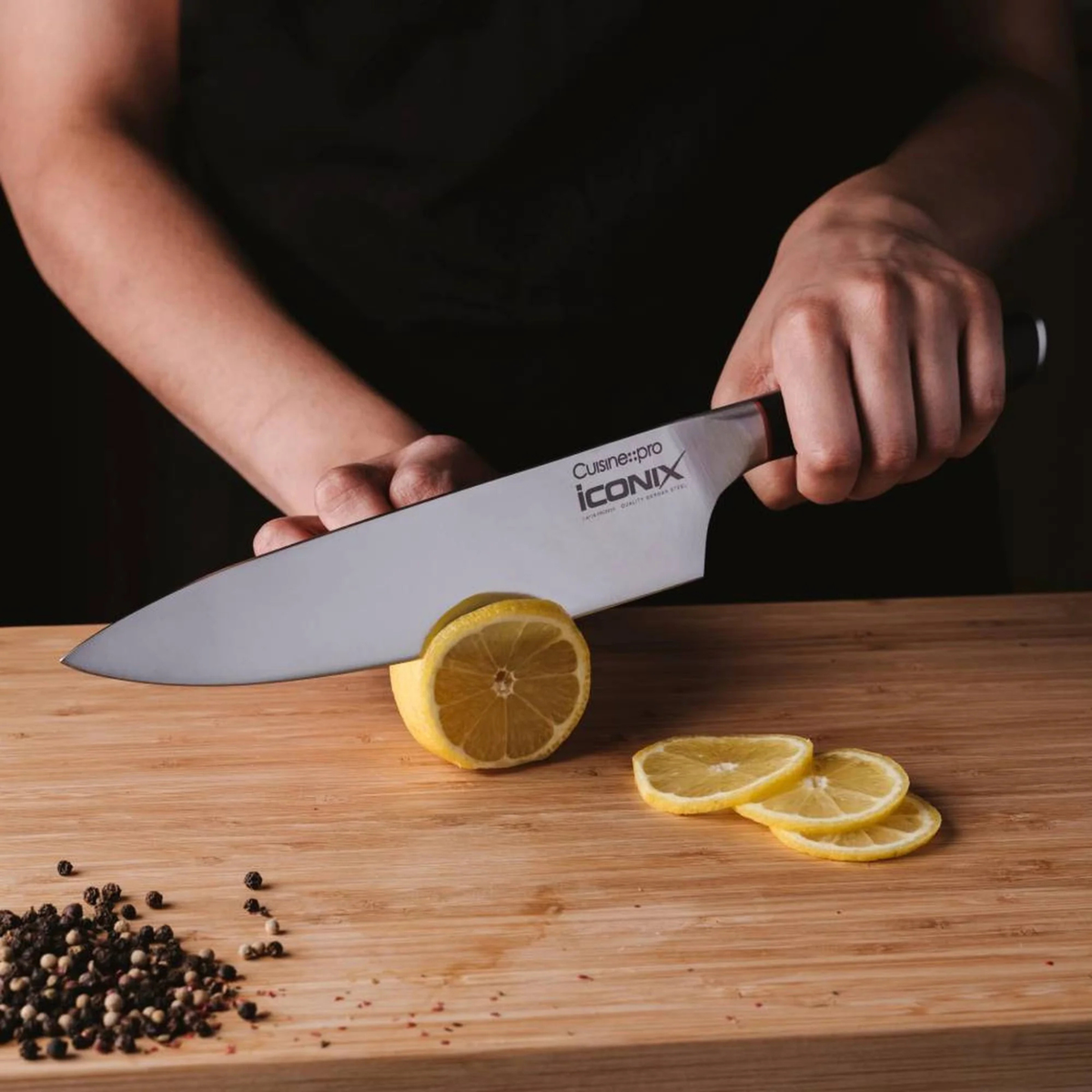 bloc de couteaux moderne iconiX™ dans cuisine contemporaine