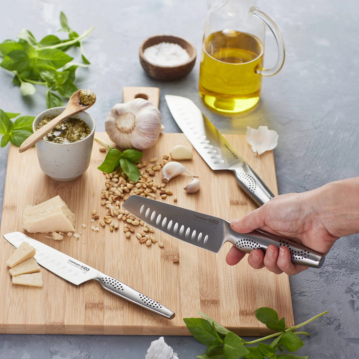 couteau santoku Cuisine::pro® sur plan de travail de cuisine