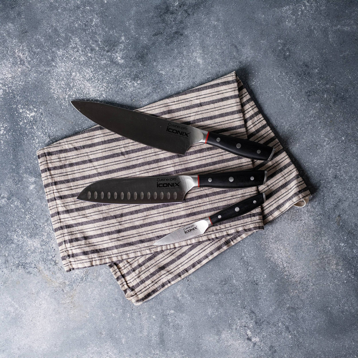 détail lames acier inoxydable ensemble couteaux cuisine