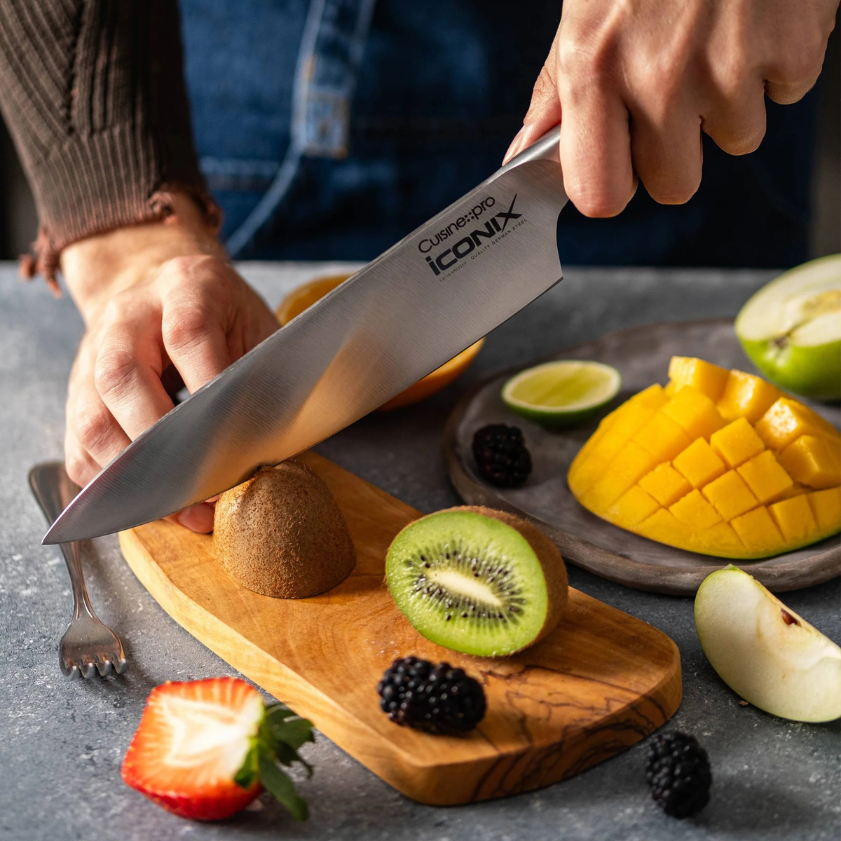 couteau de chef iconiX™ dans une cuisine moderne