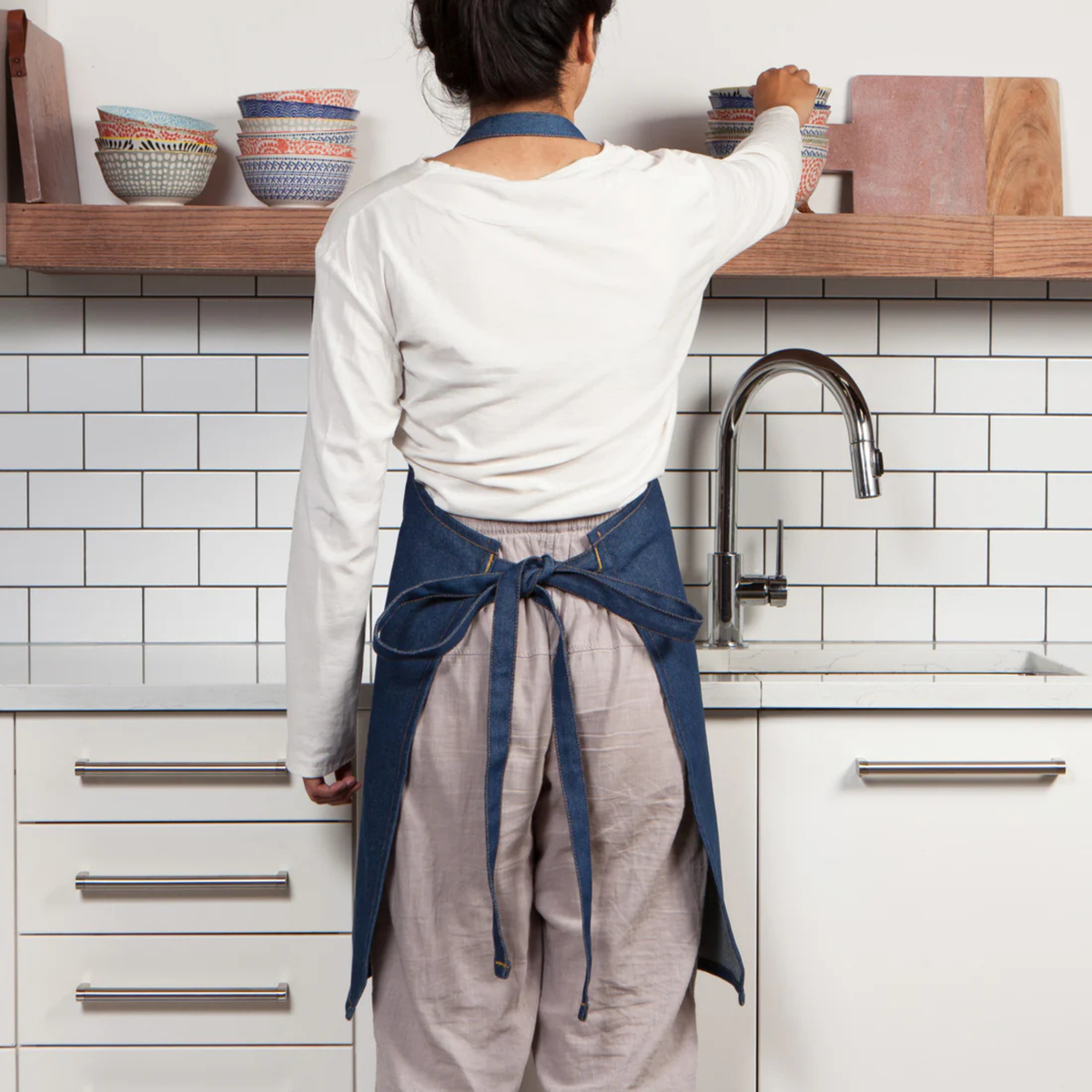 Tablier denim en situation de jardinage