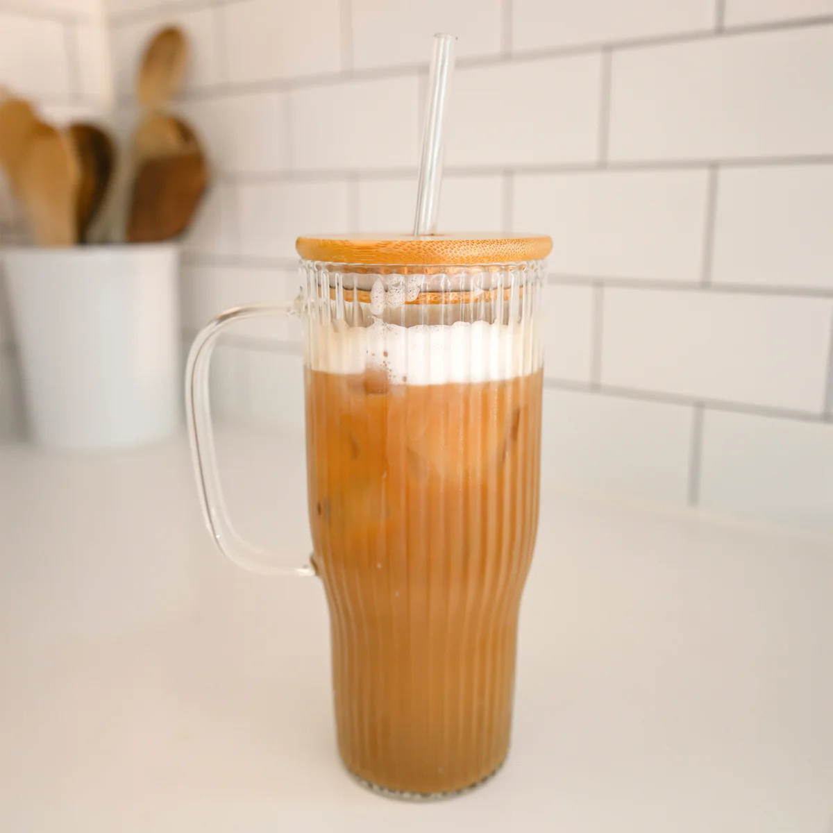 Grande tasse striée avec paille et couvercle 700 ml - Ko&Co