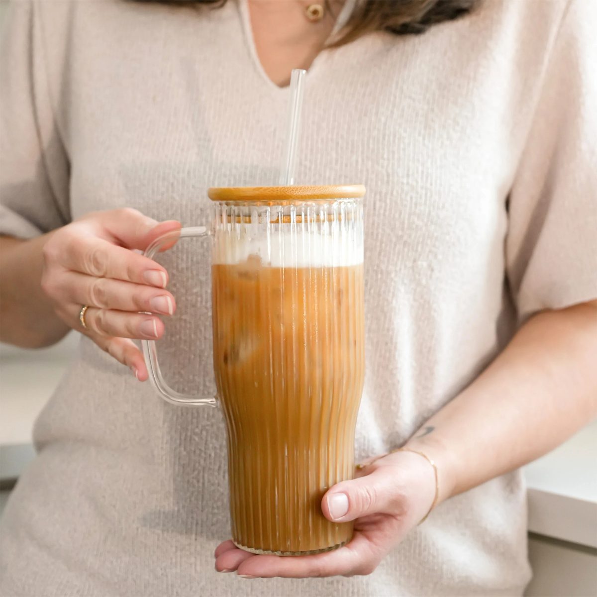 Grande tasse striée avec paille et couvercle 700 ml - Ko&Co