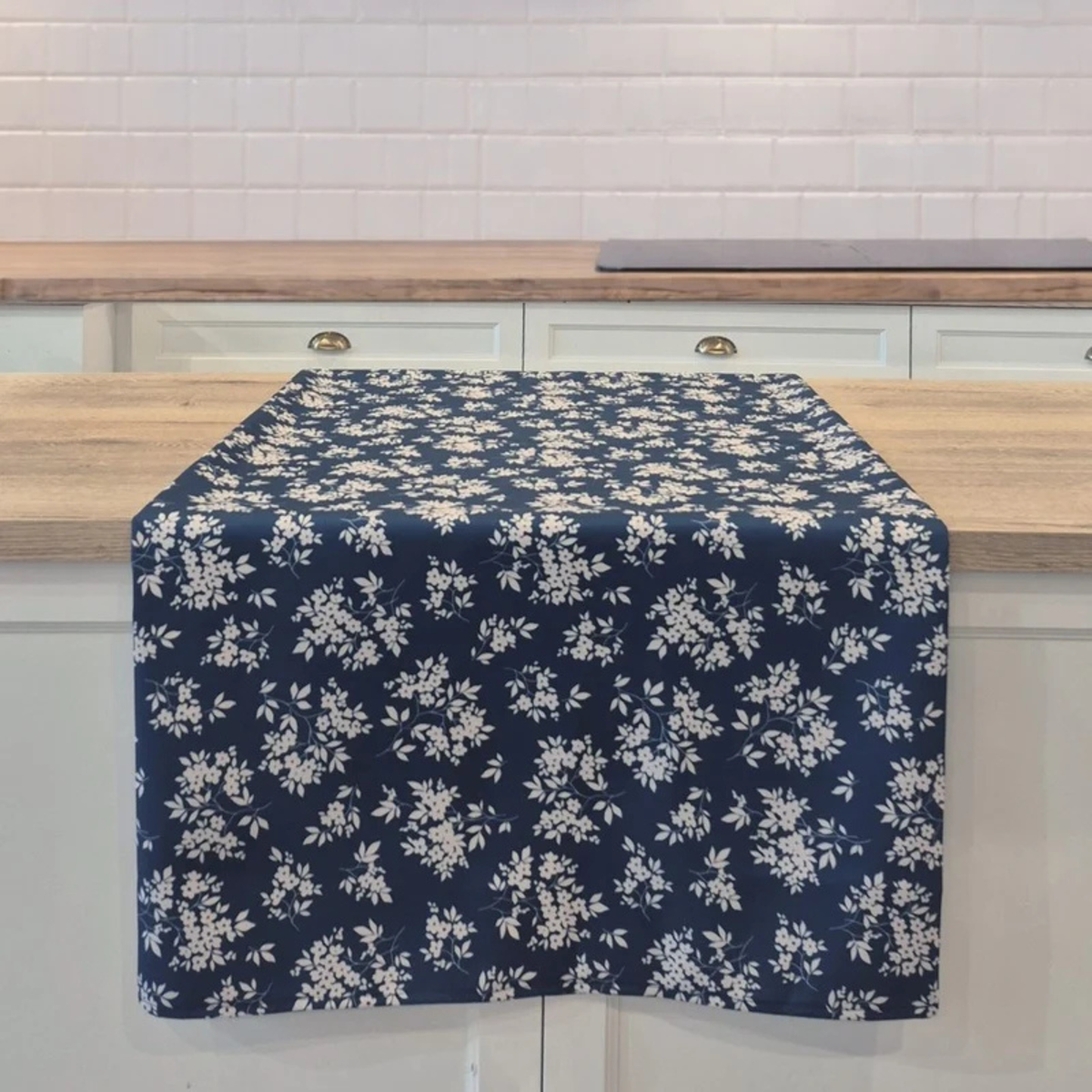 Nappe bleue à fleurs crème Brimbelle 60 x 108 po - Brunelli