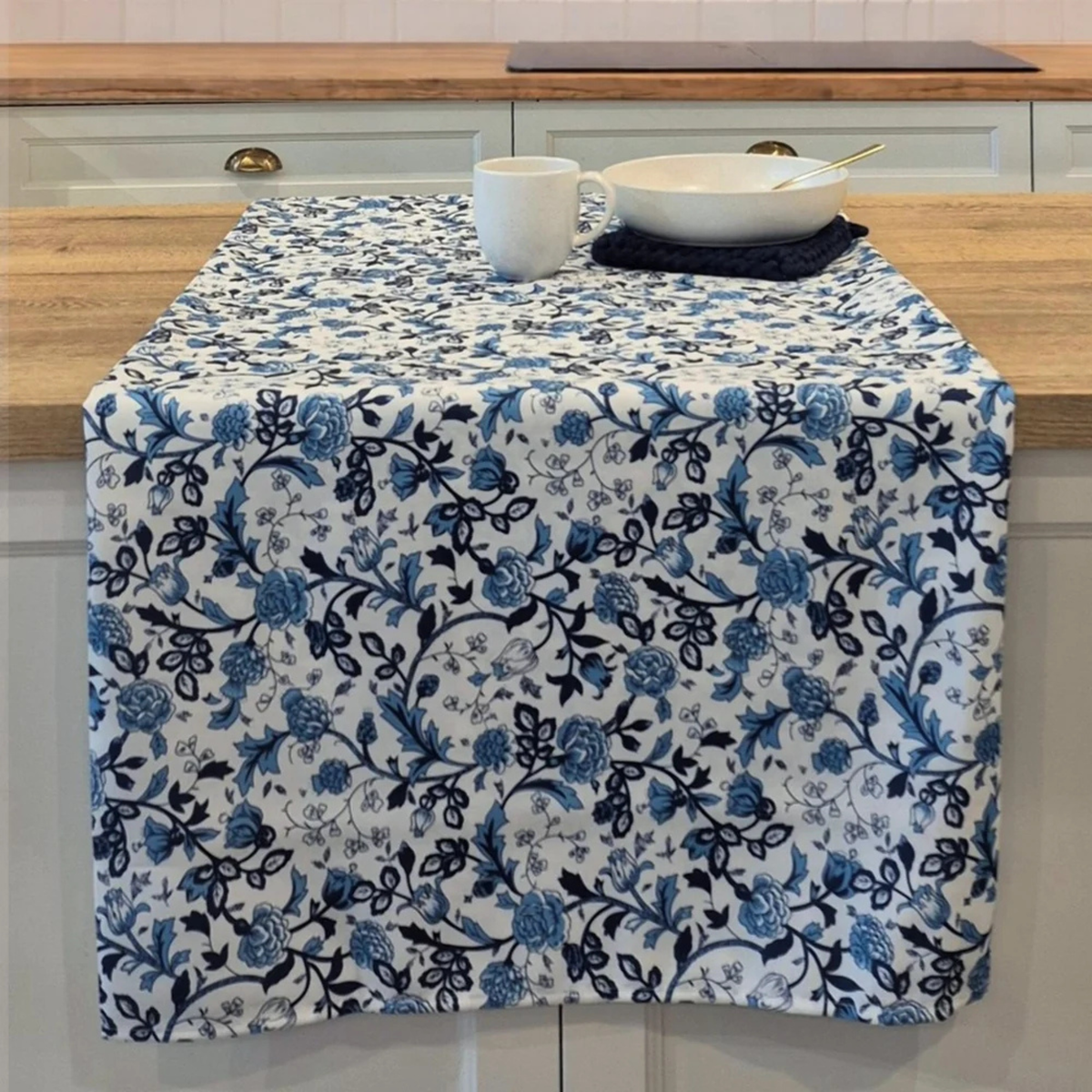 Nappe rectangulaire fleurie Amalfi blanche et bleue 54 x 72 po – Kabane