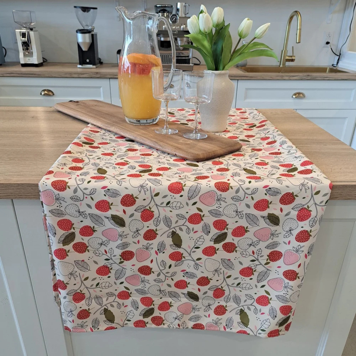 Nappe blanche à motif de fraises Fragaria 60 x 108 po - Brunelli