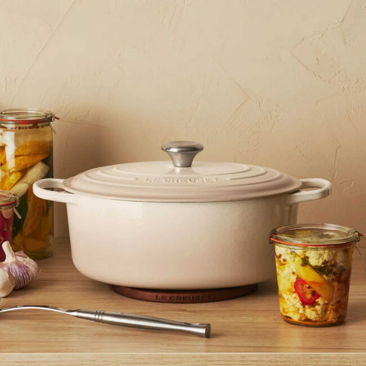Cocotte ovale Le Creuset en fonte émaillée 4,7 L avec couvercle adaptée pour four et cuisson polyvalente