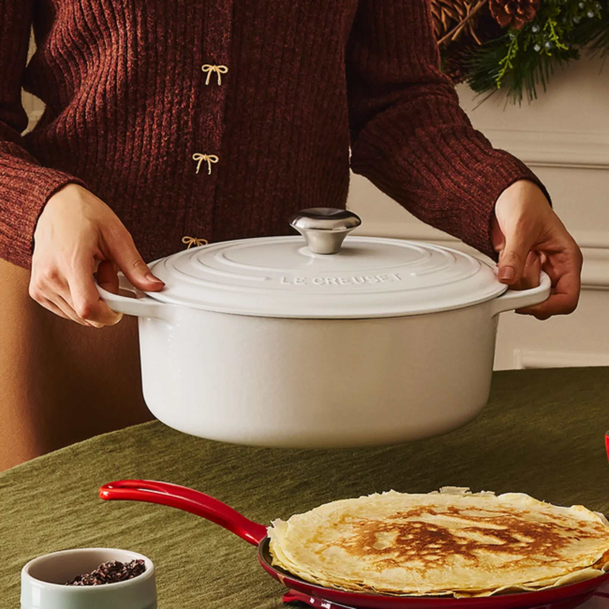 Le Creuset cocotte ovale blanc 6,3L en fonte émaillée pour cuisson durable et uniforme