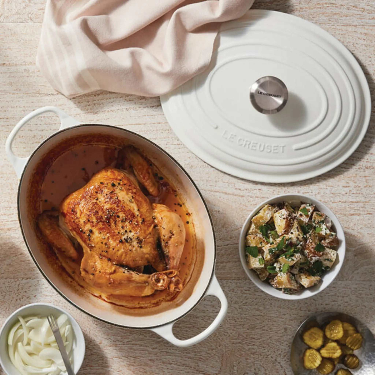 Cocotte ovale blanc Le Creuset en fonte émaillée 6,3 L pour cuisson durable et cuisson homogène