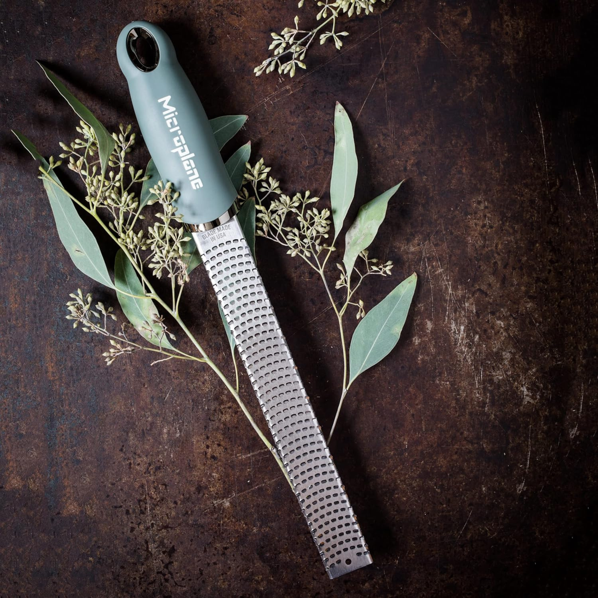 Râpe zesteur vert eucalyptus 32 cm en acier inoxydable avec lame fine pour agrumes et épices