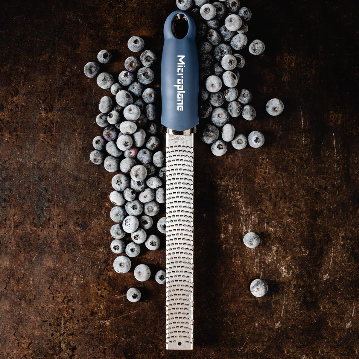 Râpe zesteur bleu denim 32 cm en acier inoxydable pour zestes d'agrumes et épices fines