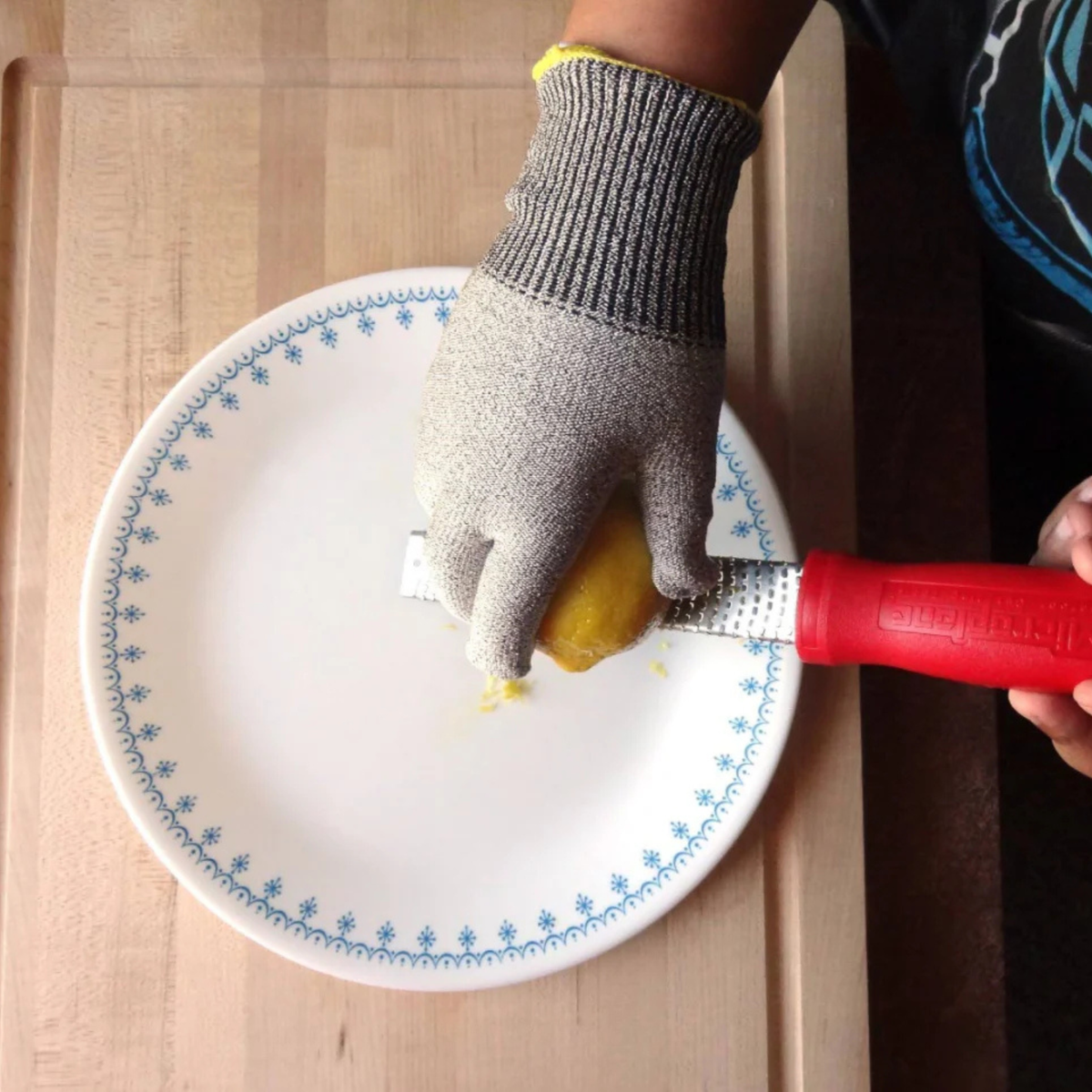 Gant anti-coupure enfant Microplane protection mains sécurisée cuisine