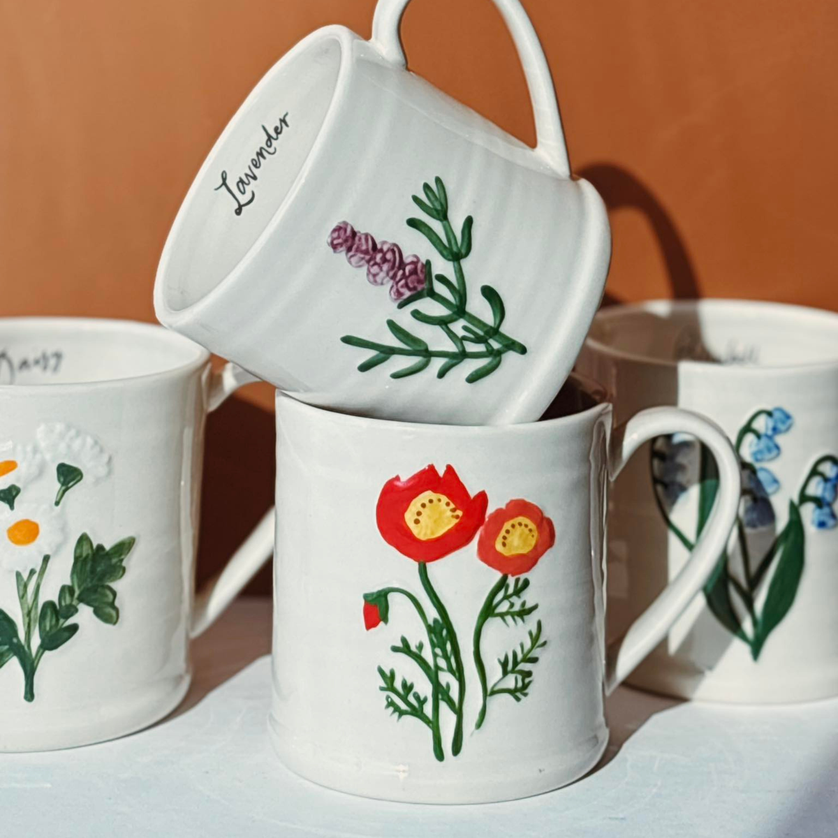 Tasse en grès avec coquelicot en relief 473 ml - Danica 