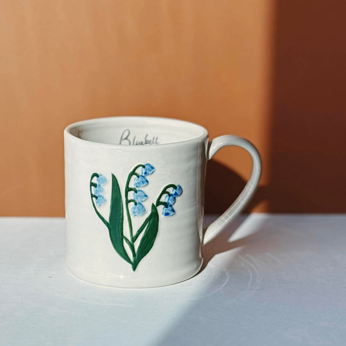 Tasse en grès avec jacinthe des bois en relief 473 ml - Danica 