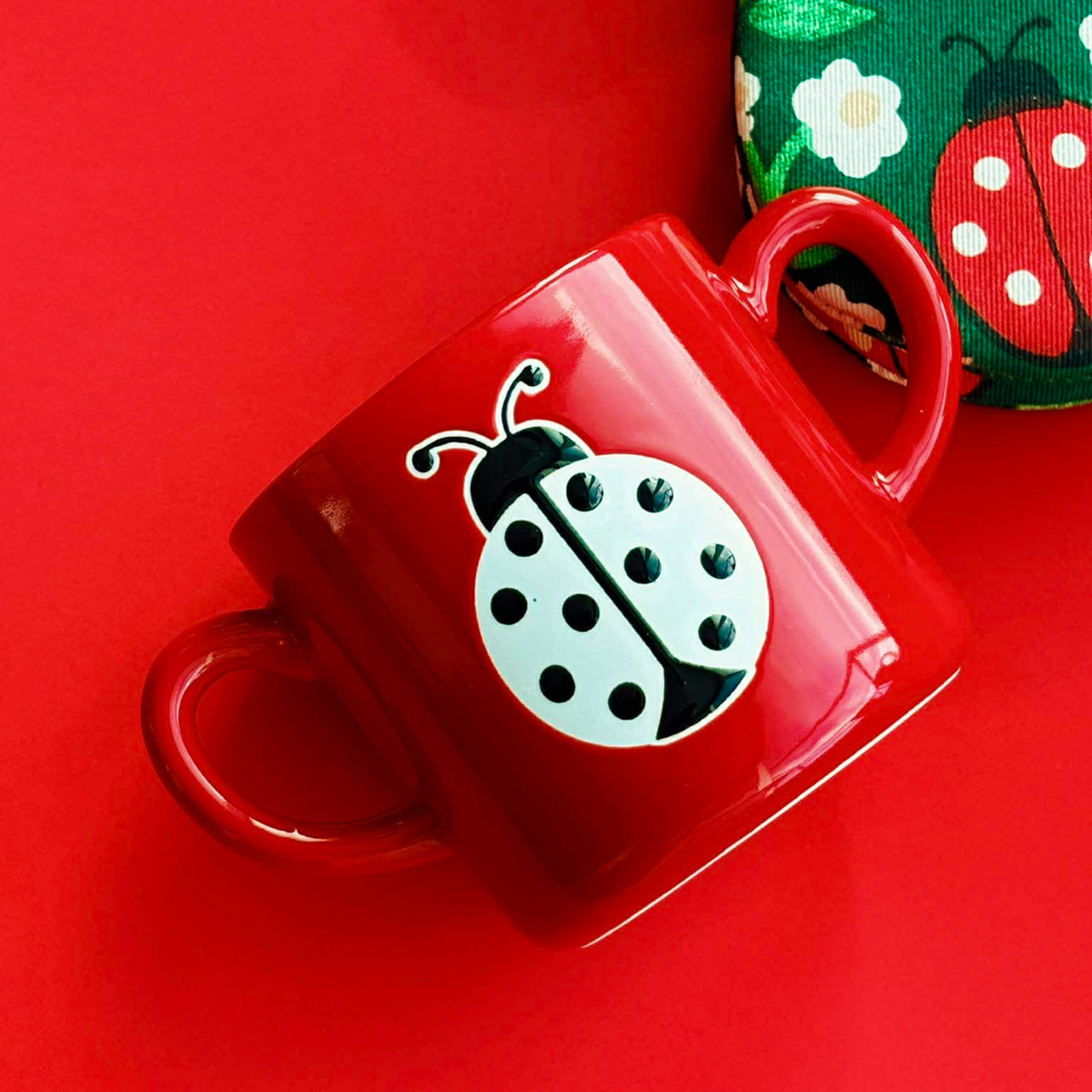 Tasse à anse double rouge avec coccinelle 355 ml - Danica 