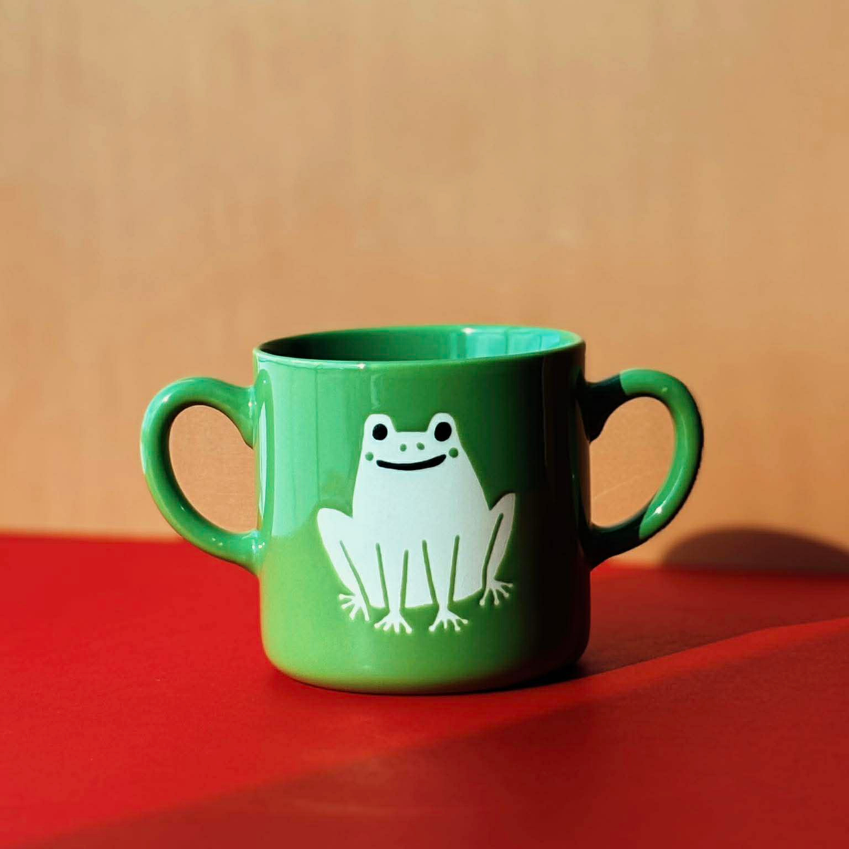 Tasse à anse double verte avec grenouille 355 ml - Danica 