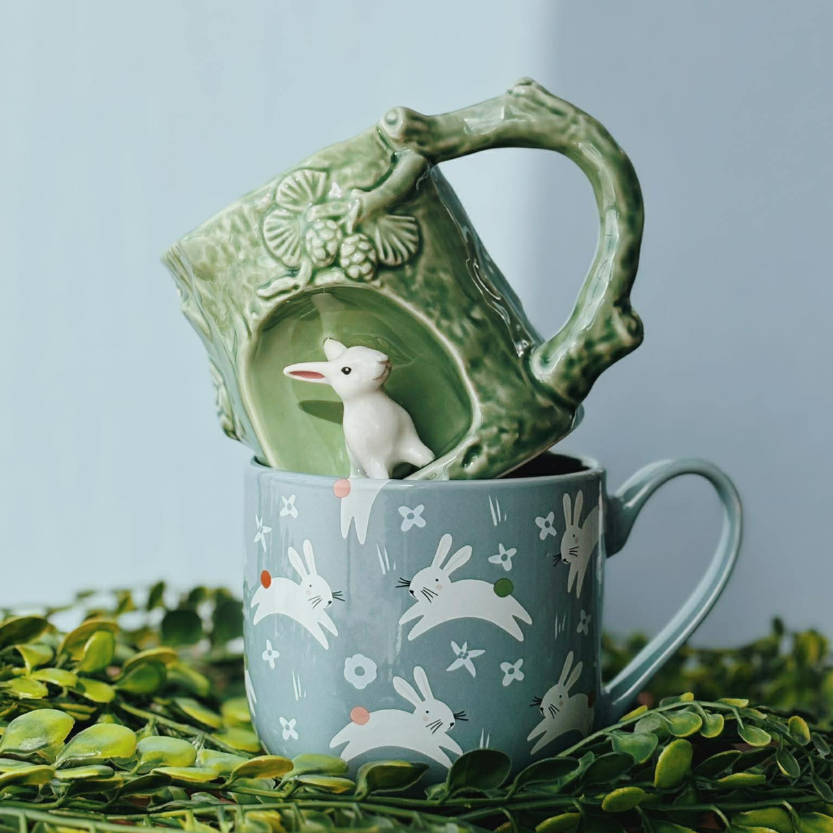 Tasse en grès bleue avec lapins sautants 502 ml - Danica 