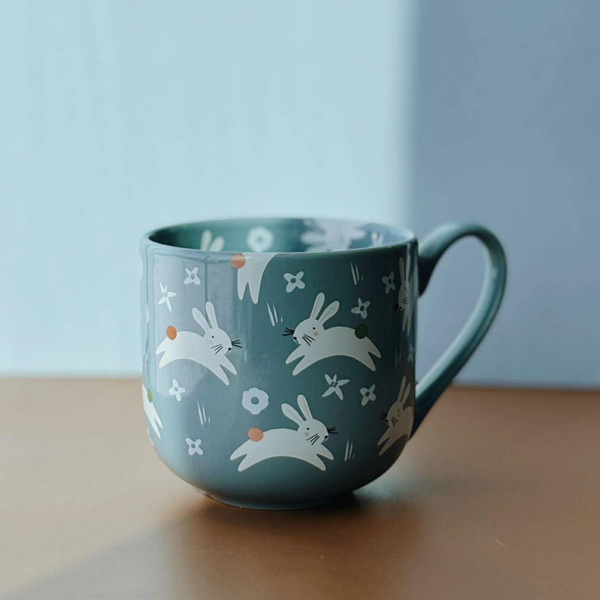 Tasse en grès bleue avec lapins sautants 502 ml - Danica 