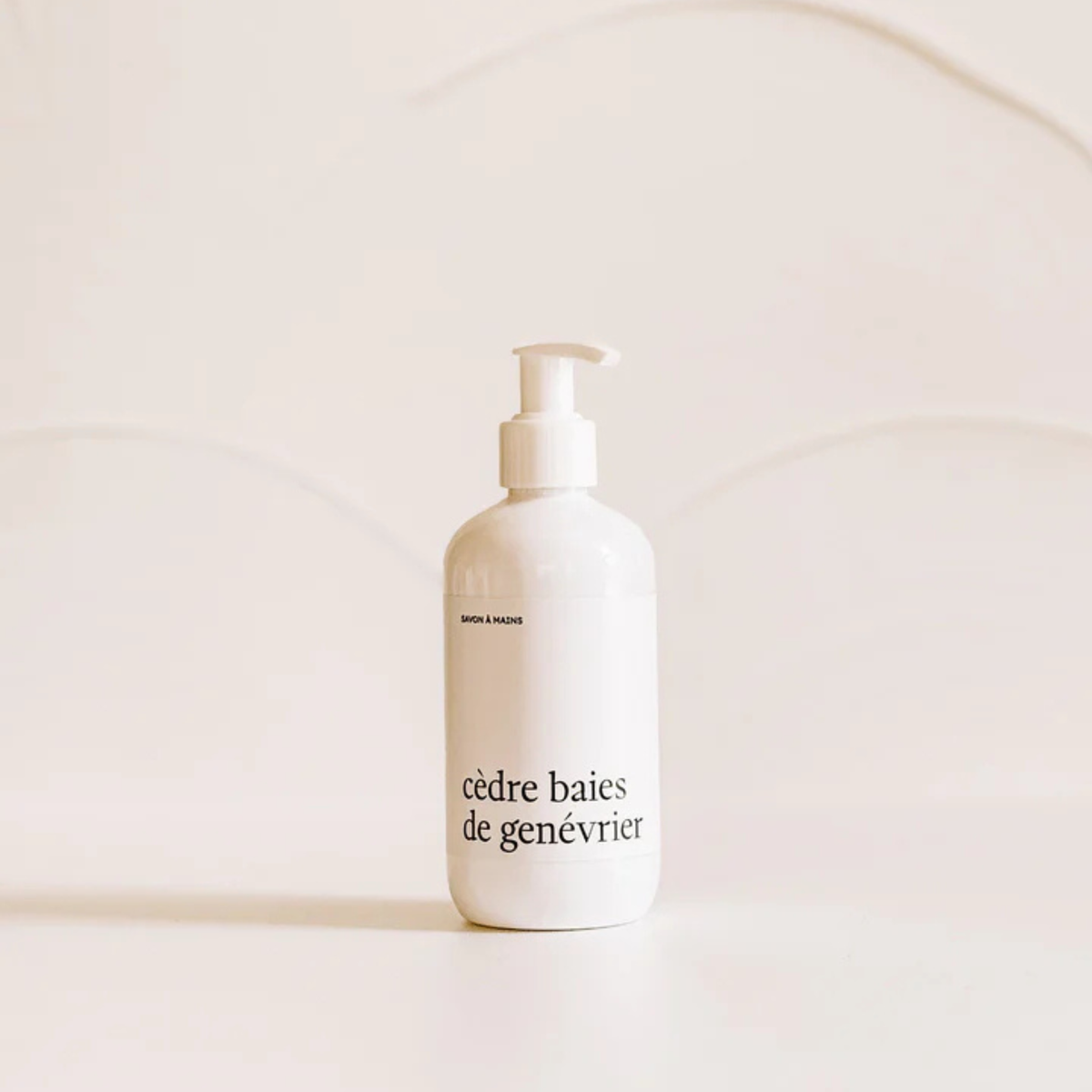Savon à mains cèdre et baies de genévrier avec mousse hydratante et parfum naturel boisée et fruitée